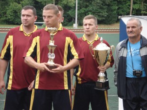 Leszek Fogt  (z prawej) i zdobyte trofea